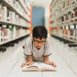 kluger-bursche-liest-ein-buch