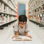 kluger-bursche-liest-ein-buch