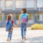 maedchen-mit-rucksack-schule